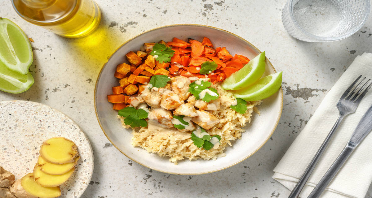 Poulet sauce cacahuète avec du riz de chou-fleur au lait de coco