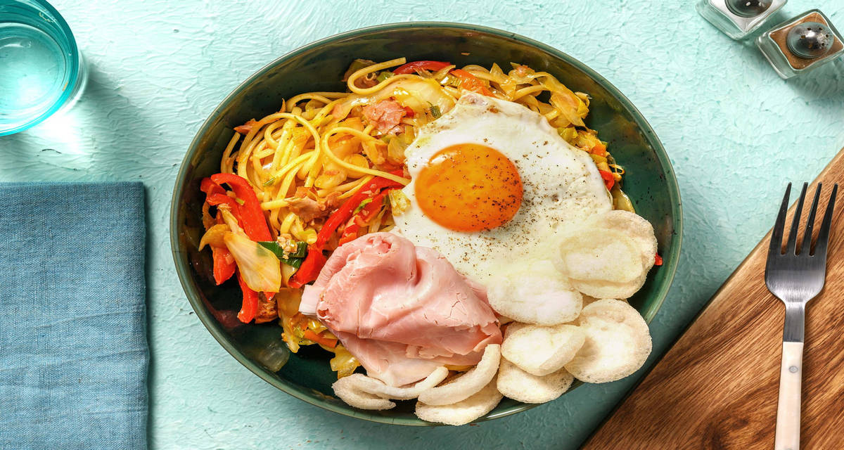 Ham & Egg Udon avec un mélange de légumes asiatiques