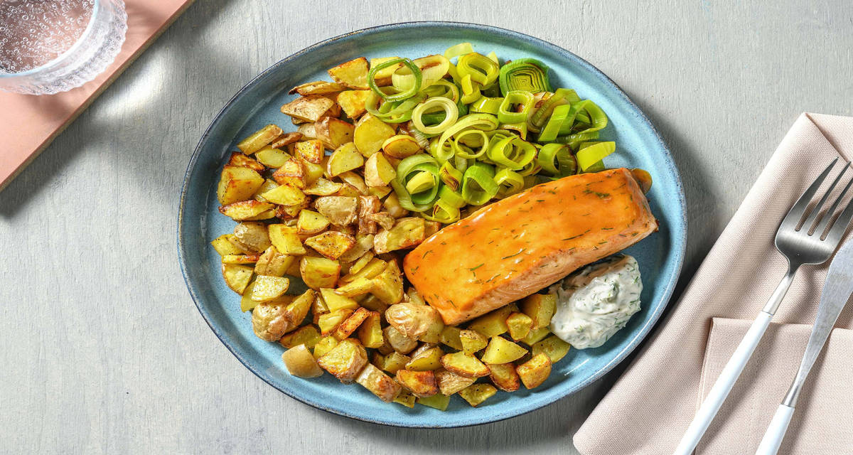 Salmone marinato con miele e salsa di soia con patate alla paprika e porri saltati