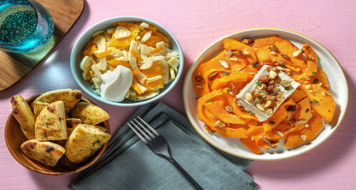 Zucca, formaggio greco e mandorle al forno con finocchi e arance, yogurt e pane naan