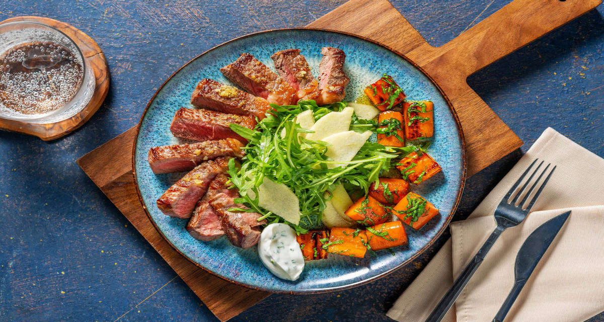 Bistecca di manzo e carote al cumino con yogurt all'erba cipollina, mela e rucola