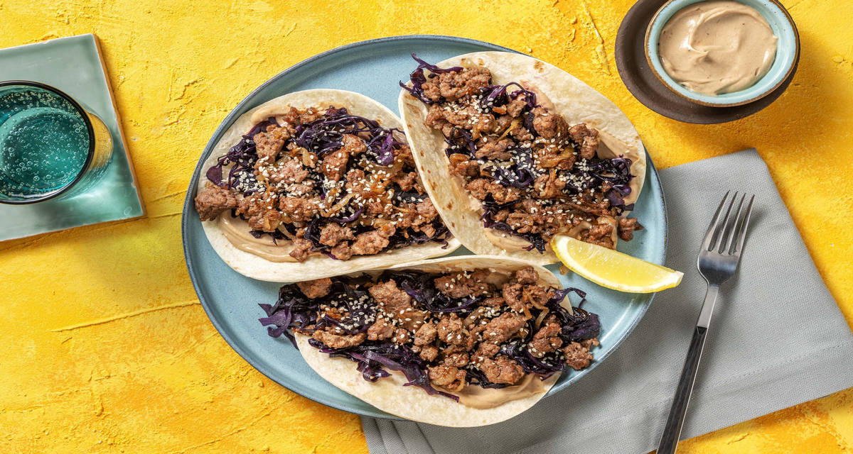Tacos giapponesi di manzo con cavolo rosso saltato e salsa orientale