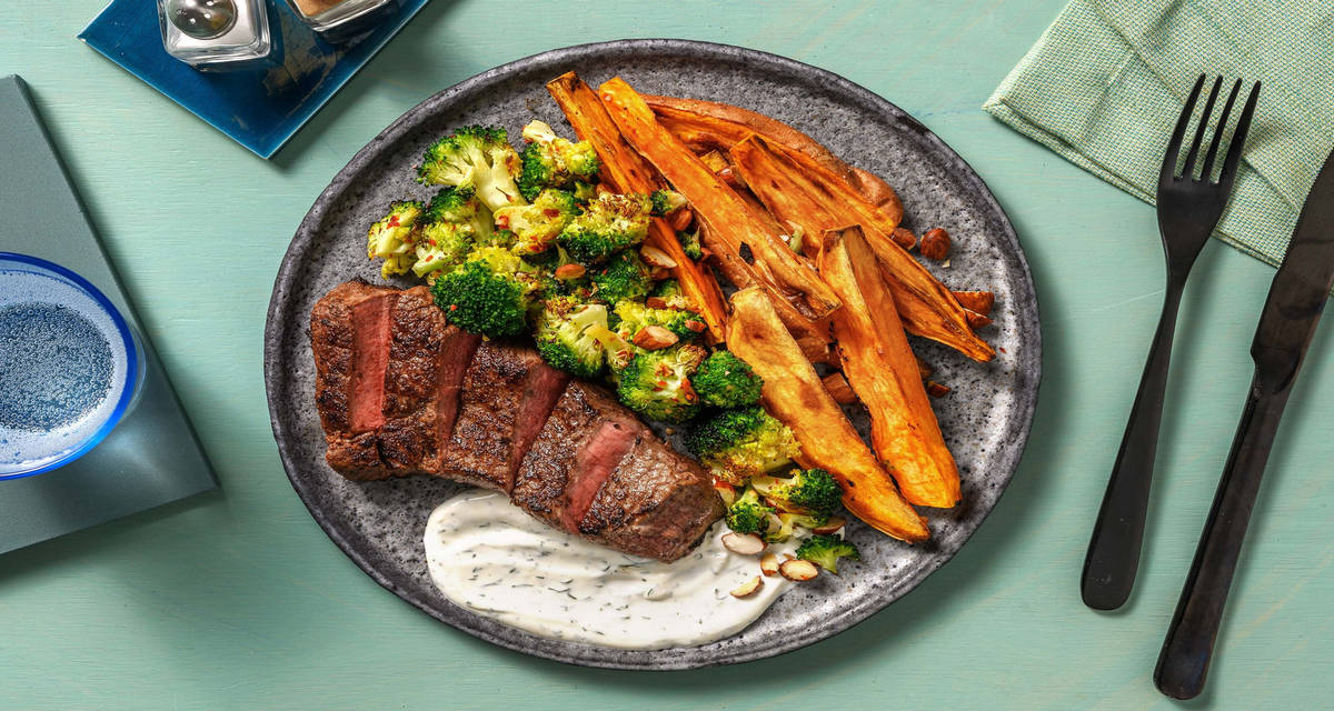 Scottata di manzo con broccoli croccanti patate dolci e yogurt alle erbe
