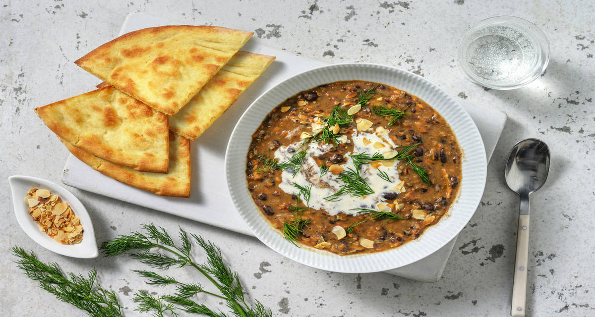 Rajma makhani : mijoté aux haricots noirs avec un pain naan & de l'aneth