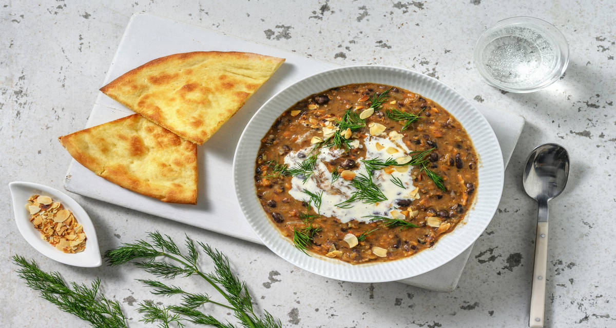 Rajma makhani - fagioli stufati all'indiana con yogurt, pane naan e aneto fresco