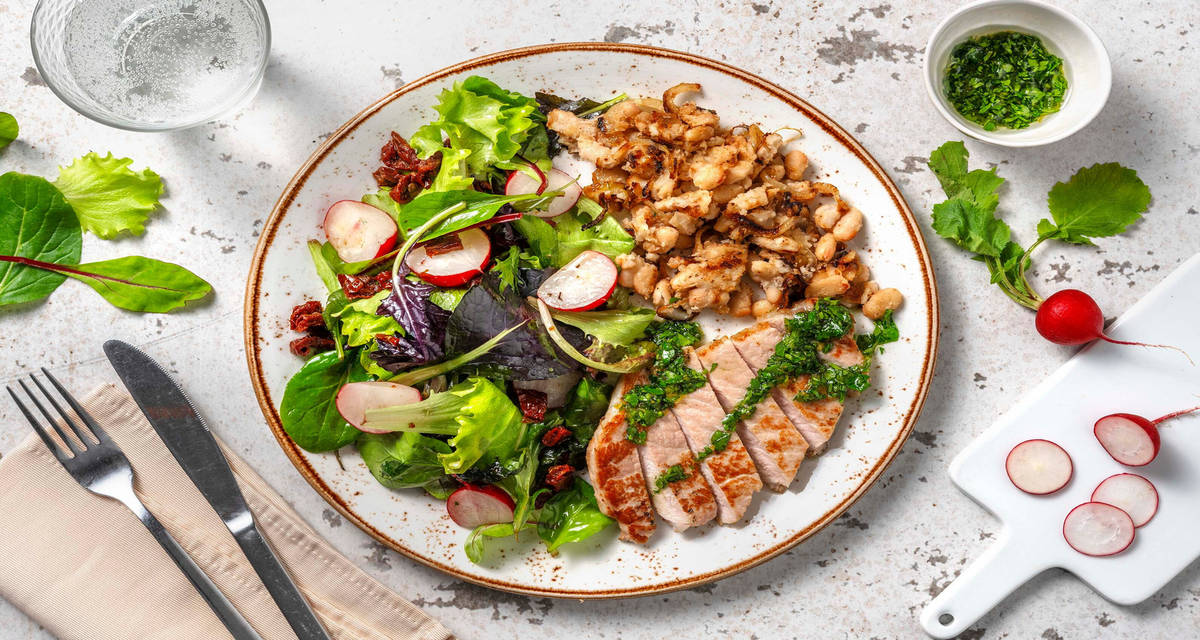 Porc, sauce citron & persil avec des haricots blancs & une salade