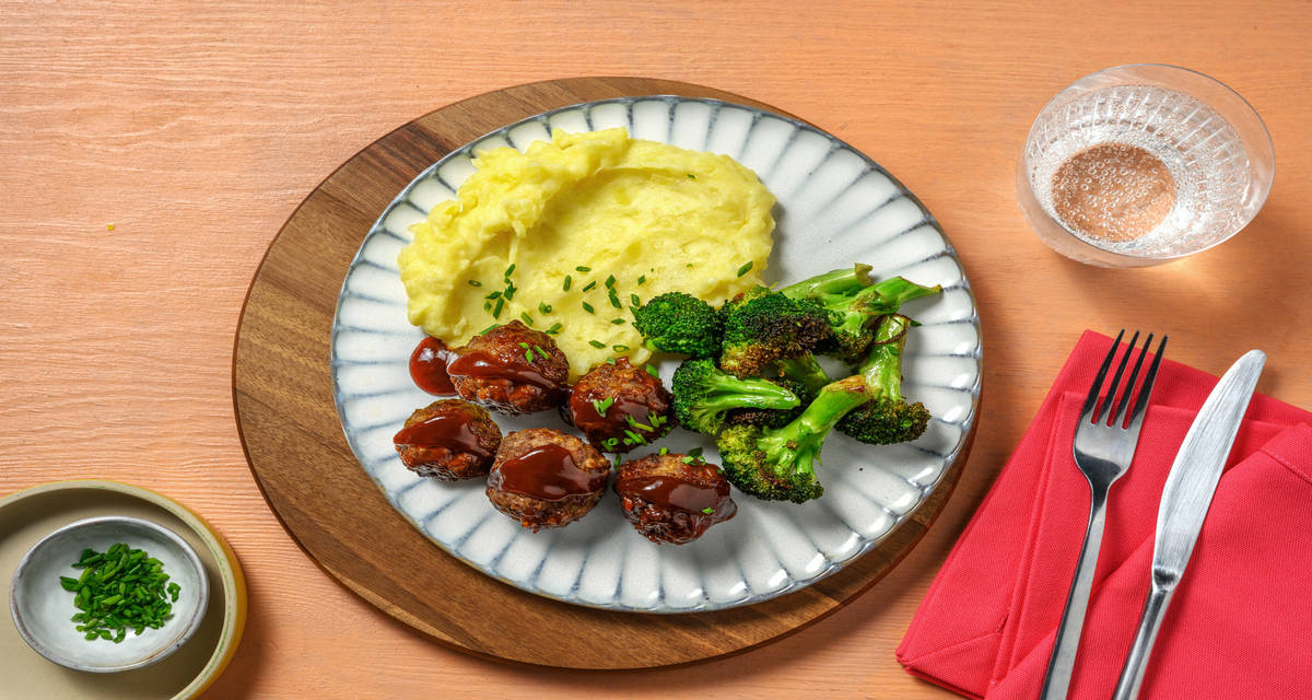 Albóndigas caseras de cerdo con salsa barbacoa con puré de patatas y brócoli salteado