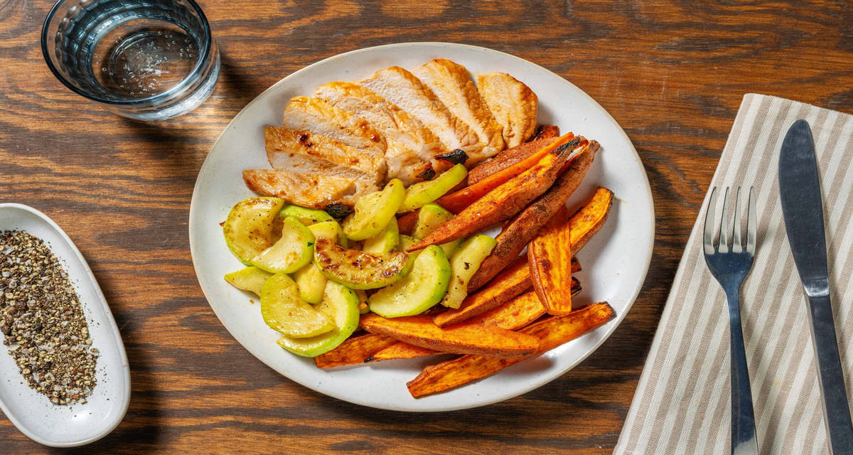 Fettine di maiale alla salsa BBQ con zucchine e patate dolci alla paprika