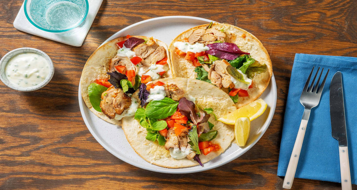 Tacos tex-mex di pollo e formaggio fuso con salsa ranch, pomodori e insalata
