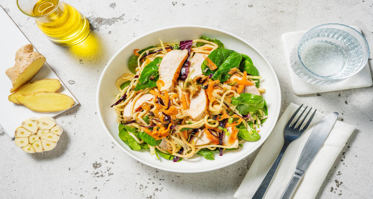 Salade aromatique de nouilles au poulet avec des crudités & une vinaigrette soja-sésame