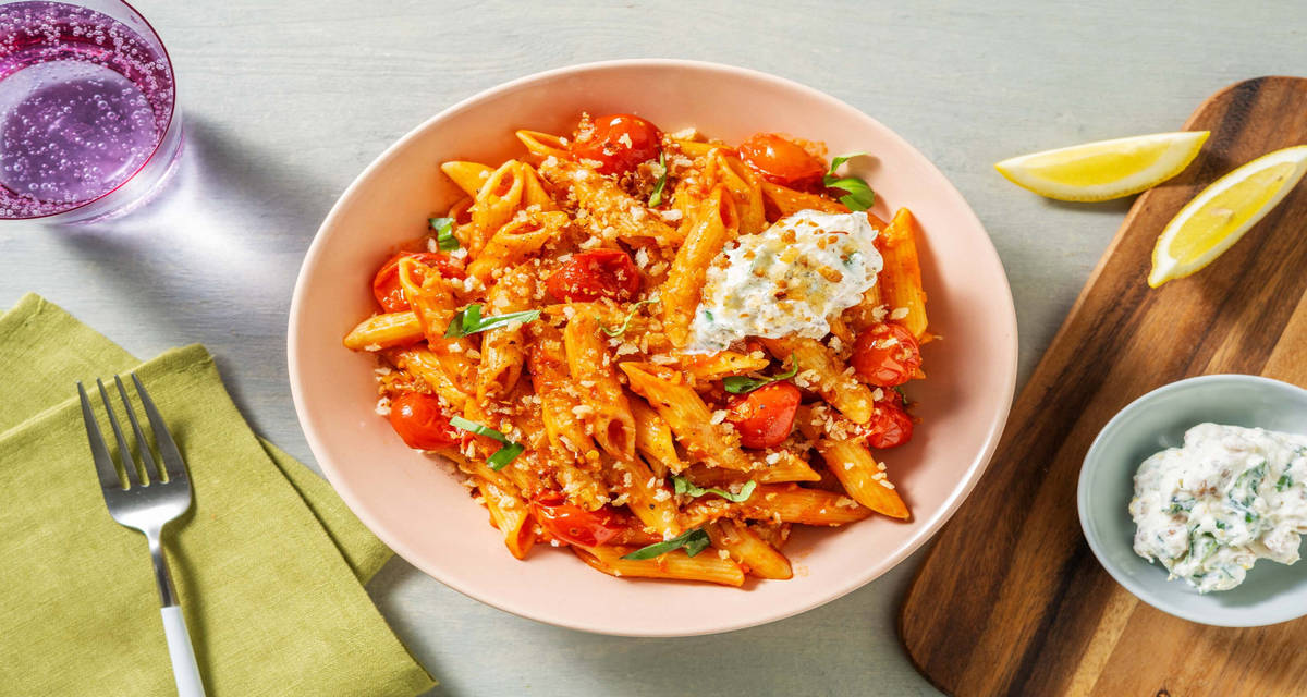 Penne al sugo di pomodorini ciliegini e ricotta con basilico e crumble di noci