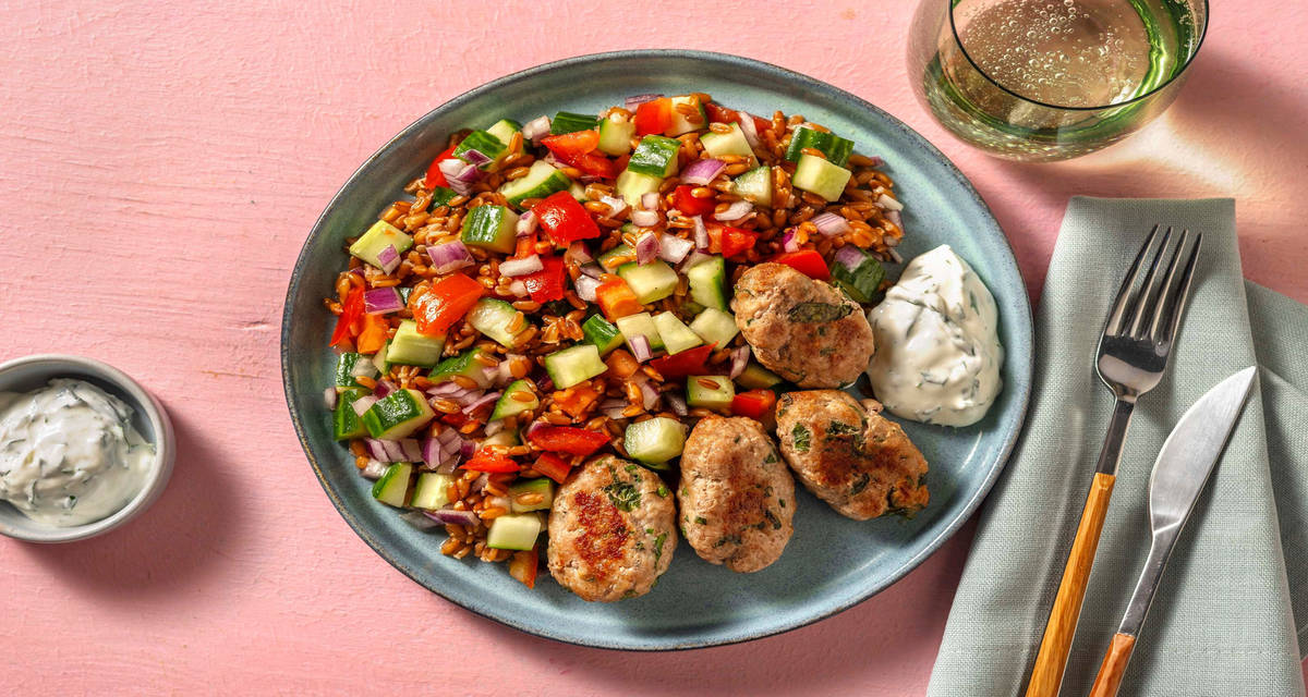 Kofta di manzo e maiale alle spezie con yogurt greco, farro ai pomodori e cetrioli