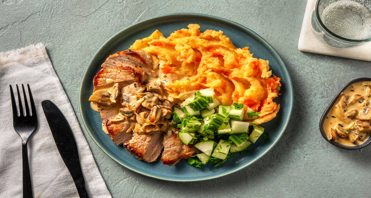 Ovnstegt svinemørbrad med cremet champignon og grøn agurkesalsa