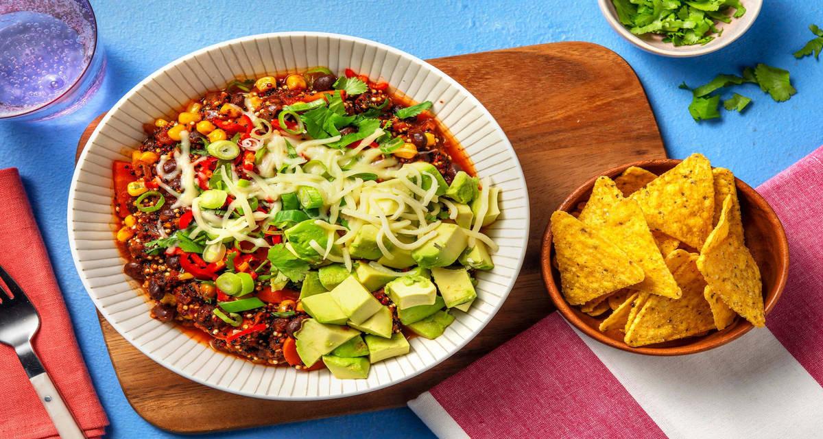 Mexikansk quinoagryta med svarta bönor och tortillachips