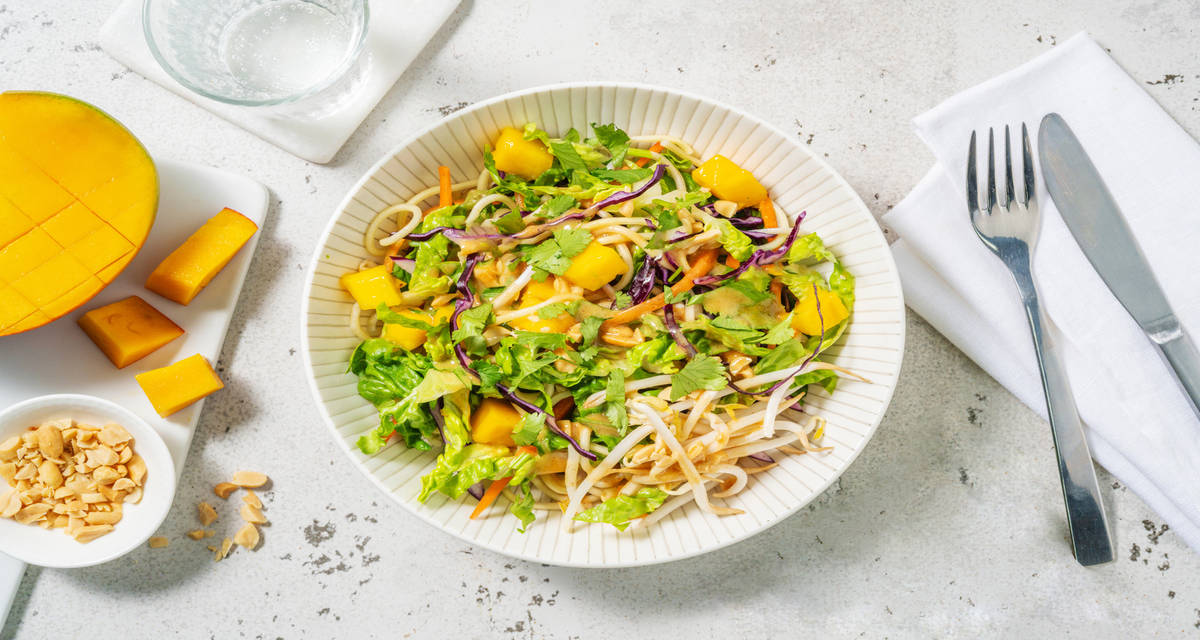 Salade de nouilles thaï à la mangue avec une vinaigrette à la cacahuète