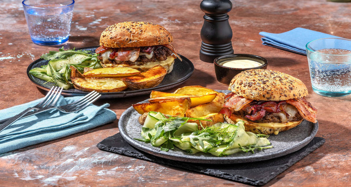 Burger de bœuf, oignons confits, lard & comté avec des potatoes & une salade au concombre