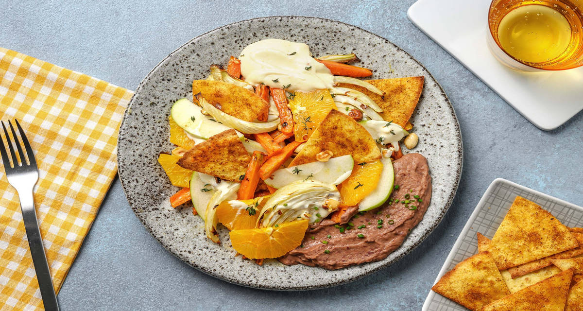 Macedonia di frutta e verdura con yogurt greco hummus di fagioli alla soia e chips speziate