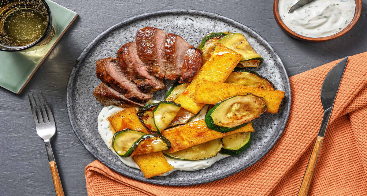 Straccetti di manzo, chips di polenta e zucchine con yogurt al prezzemolo e limone