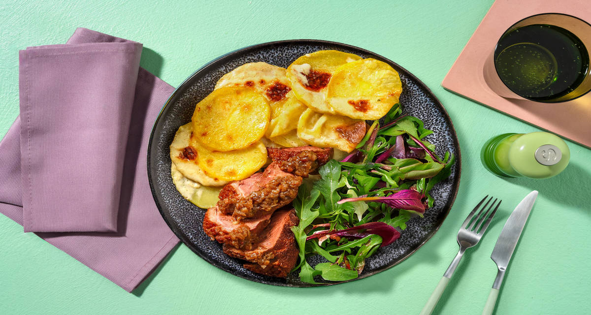 Canette dorée & gratin dauphinois avec de la muscade & une salade vinaigrée