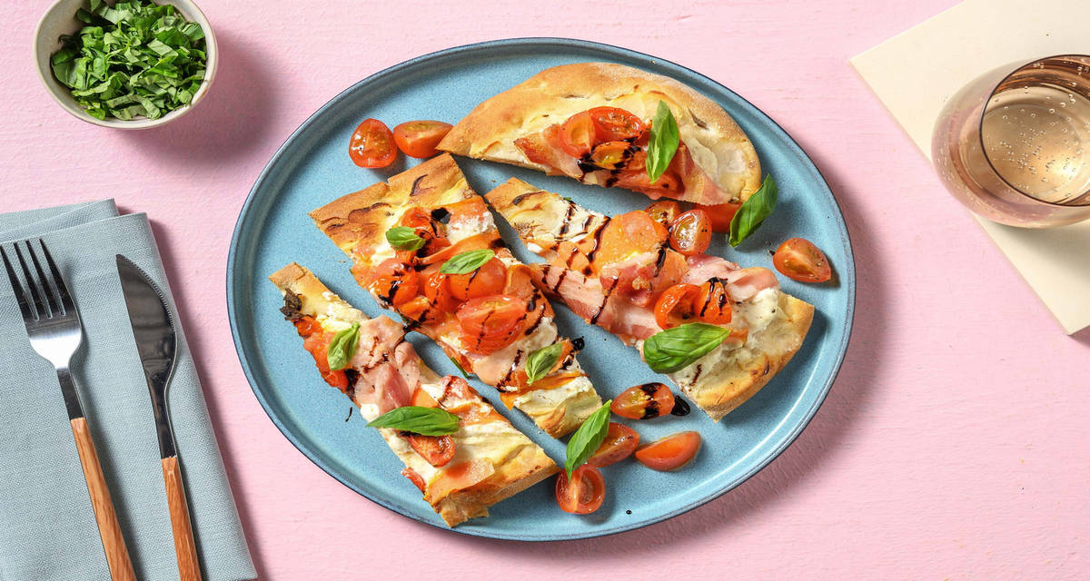 Pinsa con bacon, ricotta e ciliegini con nastri di carote e glassa al balsamico
