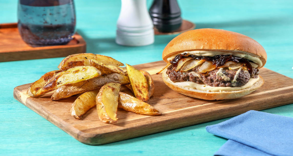 Burger al Gorgonzola fondente e pere caramellate con patate arrosto e cipolle glassate