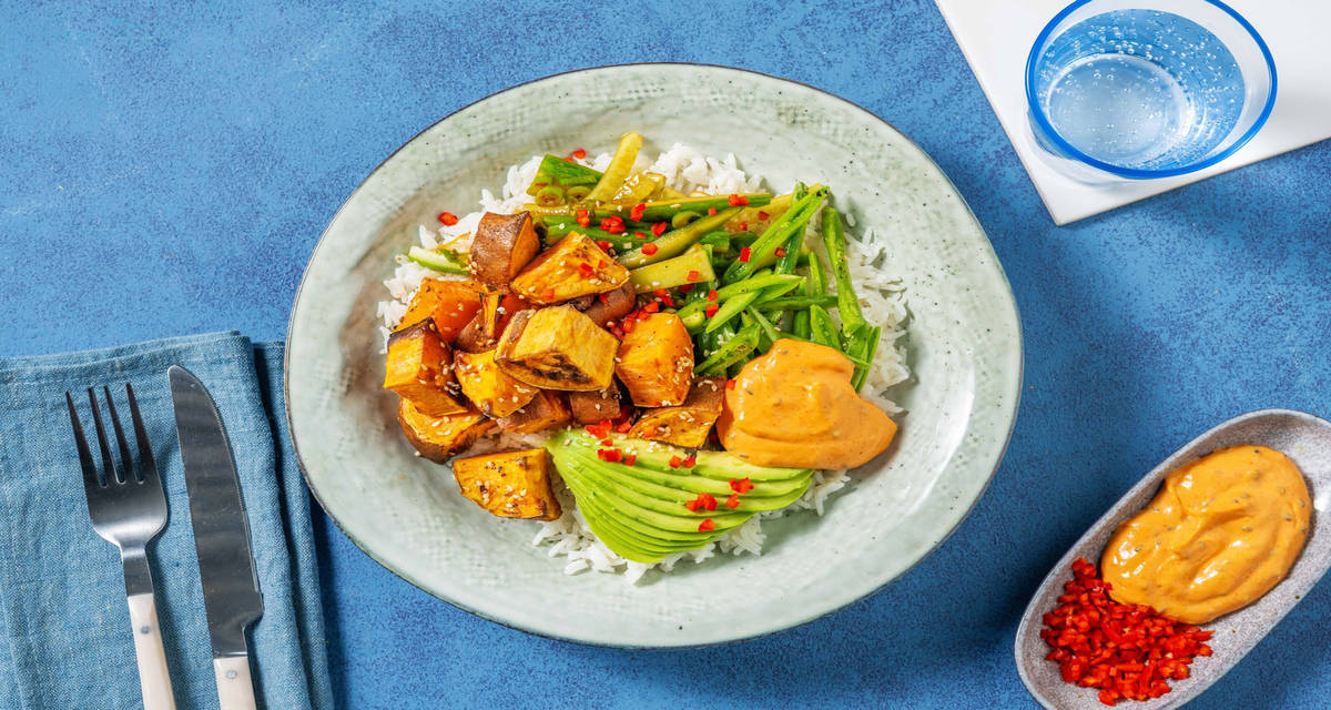 Ovnbagt sød kartoffel med laks med sukkerærter, asiatisk agurkesalat og sesammayonnaise