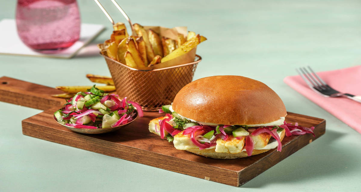 Vegetarisk halloumiburger med syltet grøntsagssalsa og sprøde fritter