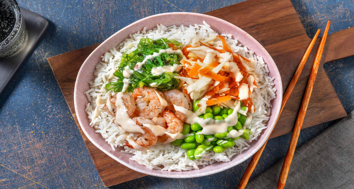 Poké bowl met garnalen en zeekraal met rijst en chili-mayonaise