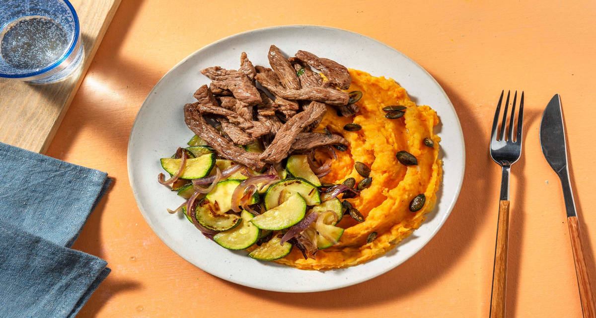 Straccetti di manzo con purè di patate dolci zucchine e cipolle rosse caramellate