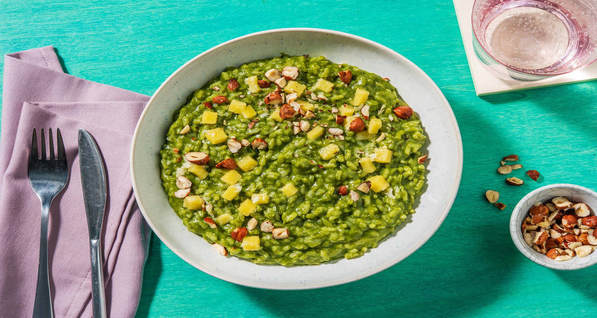 Risotto agli spinaci e toma filante con Grana Padano Dop e nocciole