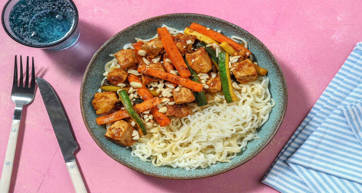 Bowl orientale con maiale glassato noodles e verdure croccanti