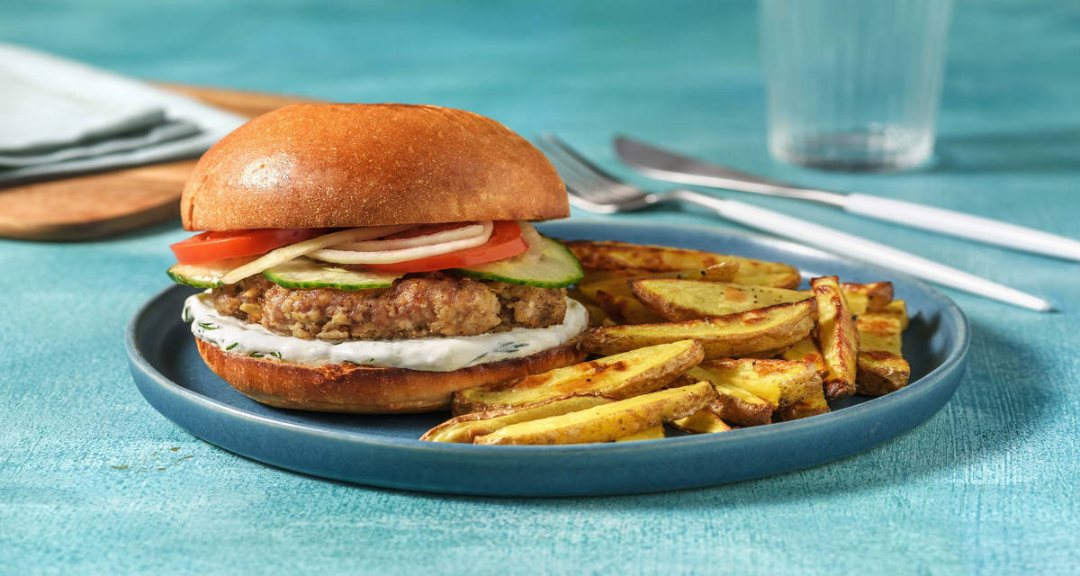 Hamburger di pollo con salsa tzatziki cetrioli, cipolle marinate e patatine croccanti