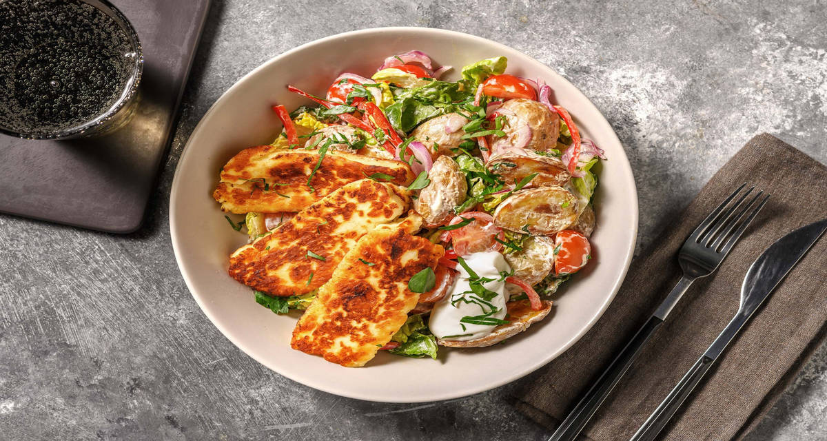 Grekisk grillostsallad med oreganorostad potatis och vitlöksyoghurt