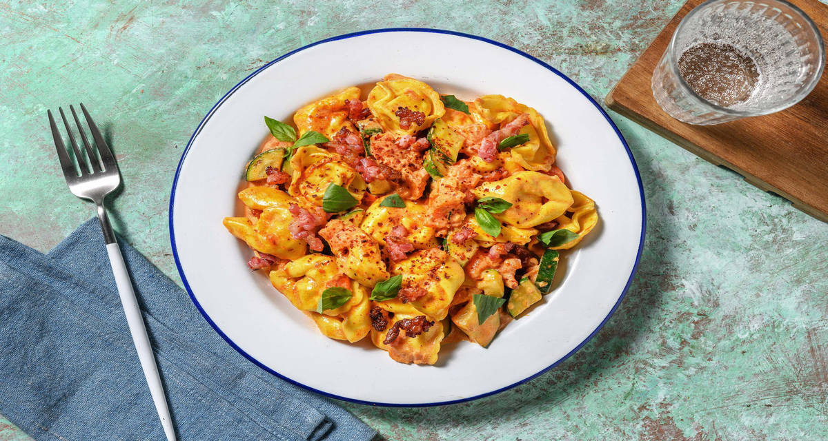 Krämig bacontortelloni med stekt zucchini och färsk basilika