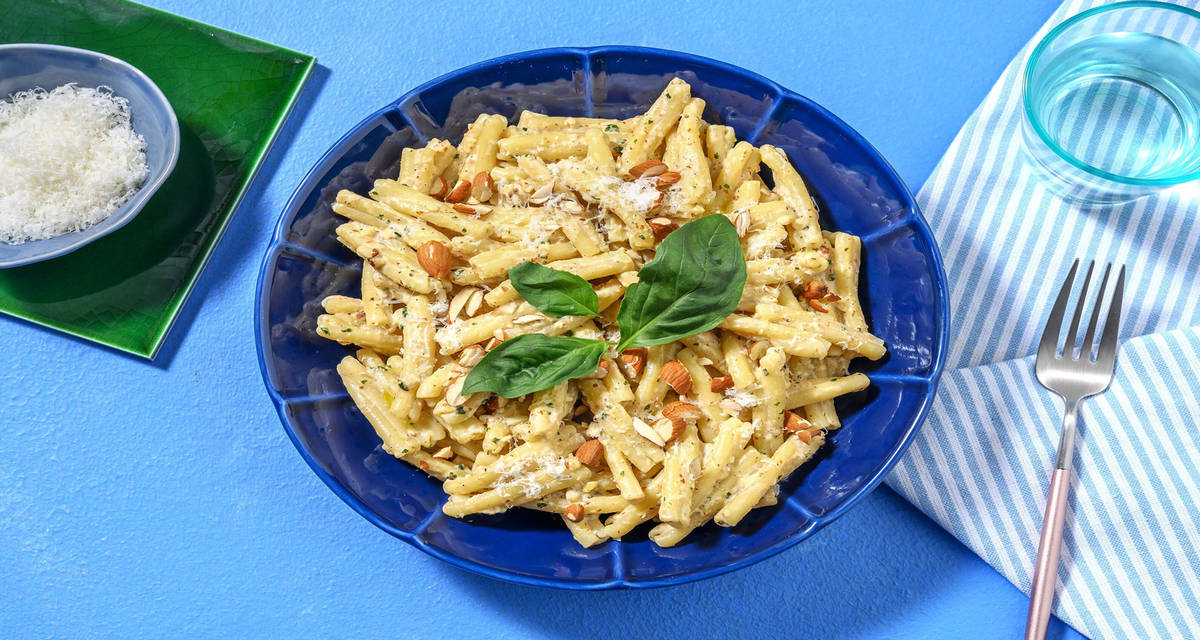 Strozzapreti cremosi alla siciliana con pesto di pomodori, ricotta, basilico e mandorle