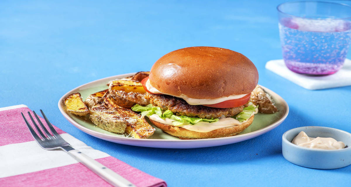 Salamella burger con maionese BBQ crema di cannellini e patate al formaggio