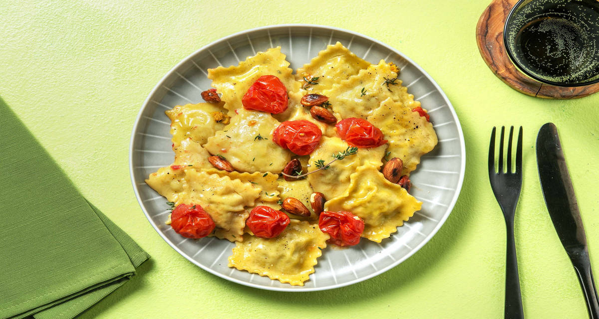 Ravioli al nasello con pomodorini confit e burro al timo con scorza di limone e mandorle tostate