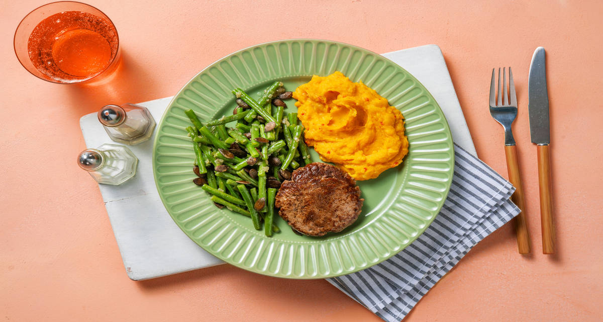 Burger et purée de patate douce relevée haricots verts poêlés à l'ail et graines de courge
