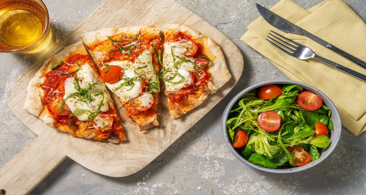 Pizza Margherita sur pain naan avec de la roquette & de la mâche