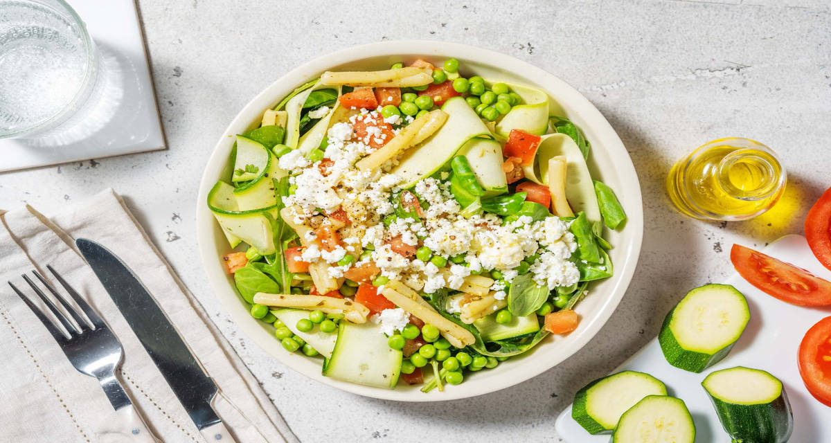 Salade de casarecce, petits pois & pesto avec du fromage grec & de la roquette
