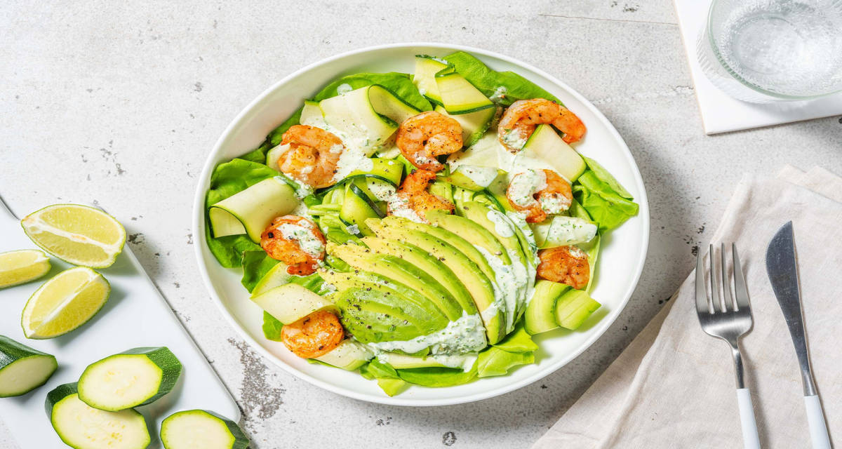 Salade d'avocat, crevettes & courgette avec une sauce au yaourt & à la coriandre