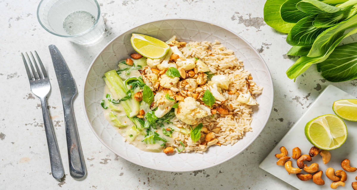 Geroosterde bloemkool in groene currysaus met bruine rijst, paksoi en Thais basilicum