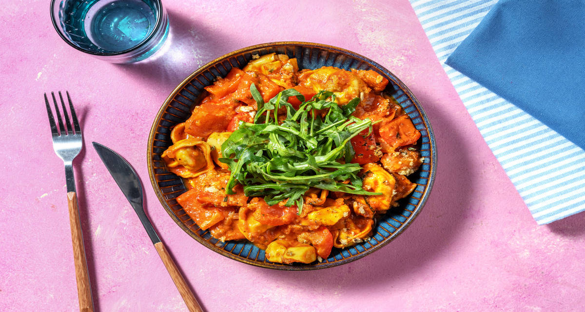 Vegetarisk tortellonigratin med cremet tomatsauce, Parmigiano Reggiano og rucola