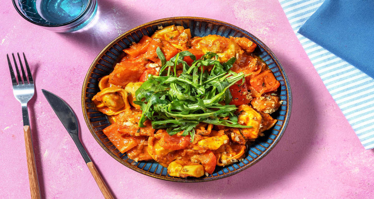 Vegetarisk tortellonigratin med cremet tomatsauce og frisk rucola