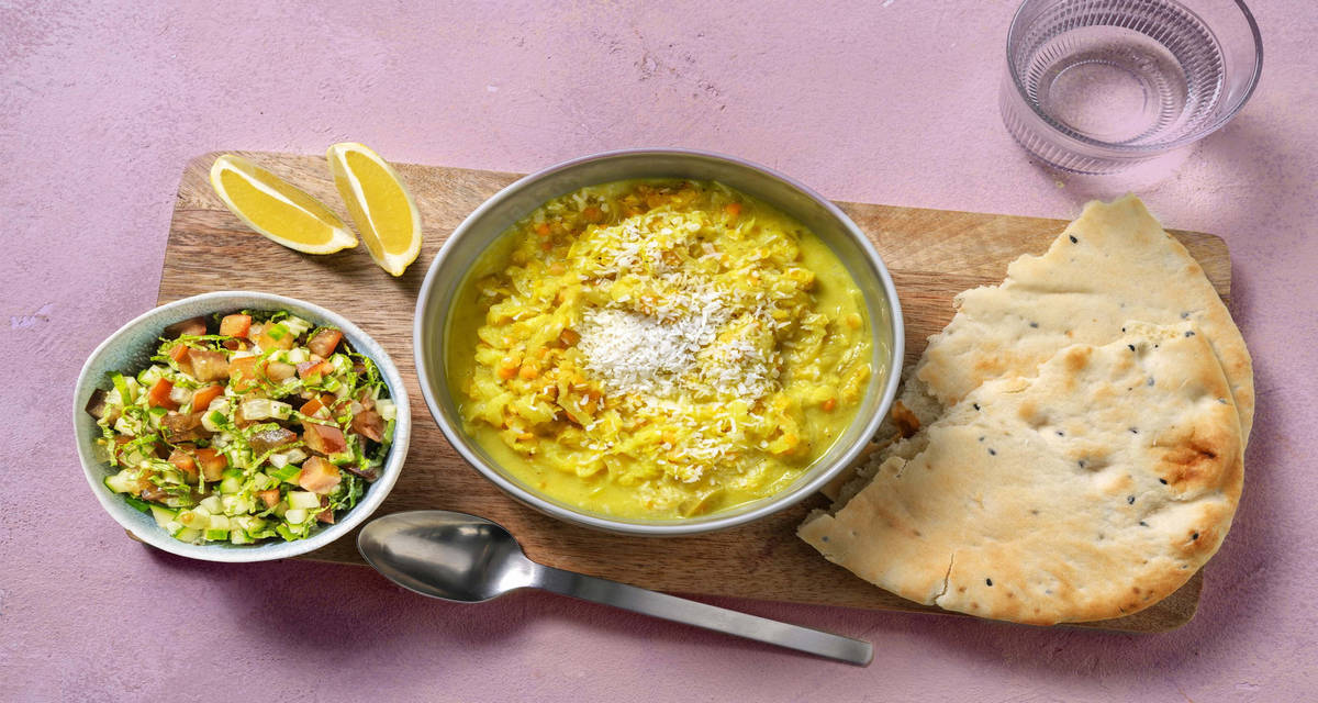 Dahl et pain naan avec salsa de concombre gingembre, pomme et lait de coco