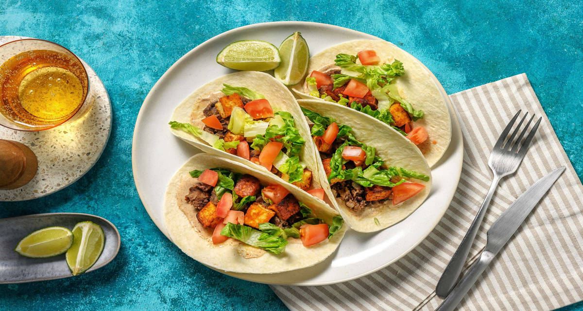Kryddiga grillost-tacos med stekta bönor och cajunmajonnäs