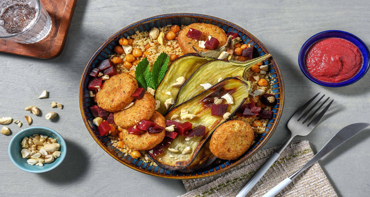 Bowl di falafel e quinoa ai 4 sapori con ceci, melanzane e crema di barbabietola