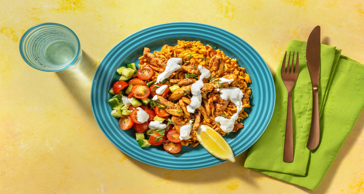 Orzobowl met veggie kip, limoen-yoghurtsaus en verse munt met tomaten en komkommersalade