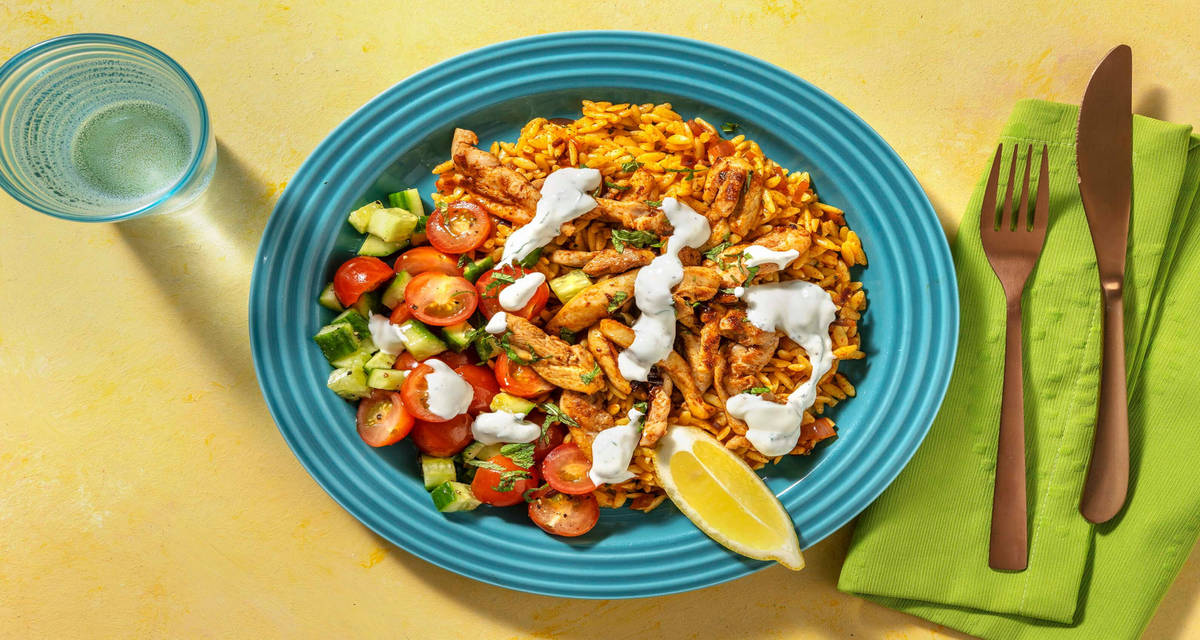 Bowl d'orzo aux émincés de poulet concombre, tomates cerises, menthe et yaourt à la grecque