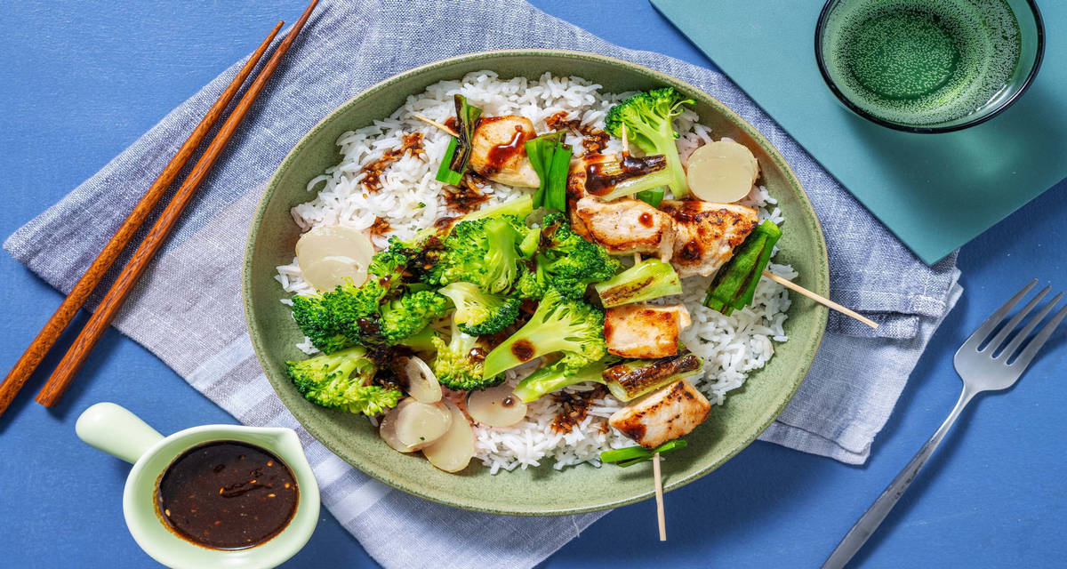 Brochettes de poulet yakitori en sauce asiatique douce et gomasio riz, brocoli et carotte